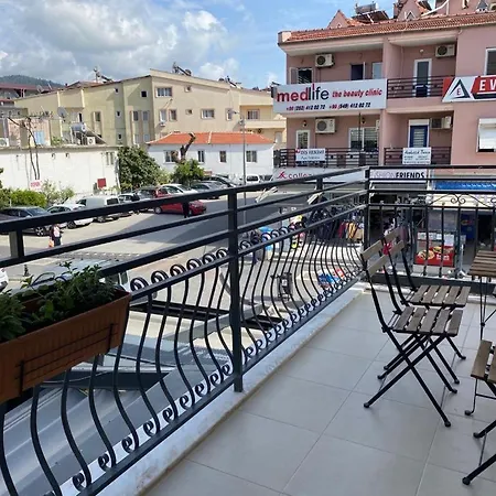 Central And Cozy Near Public Beach 아파트 말마리스