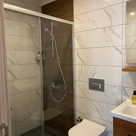 Central And Cozy Near Public Beach Apartment *